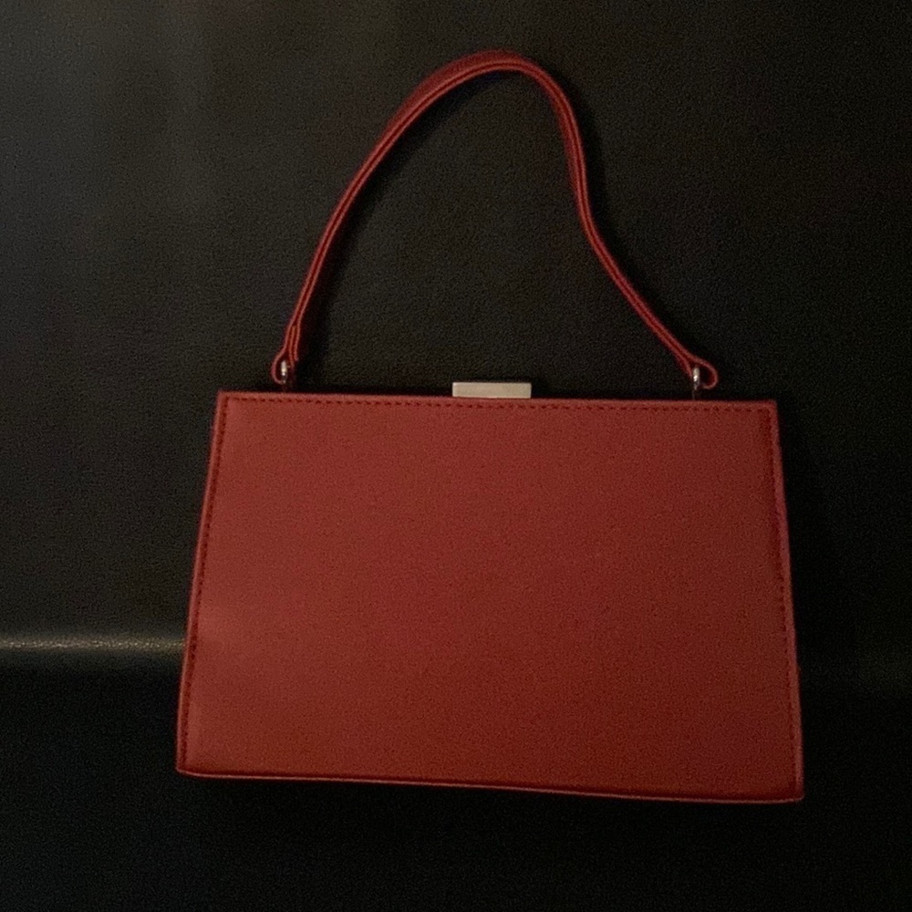 Women’s  wine color purse.